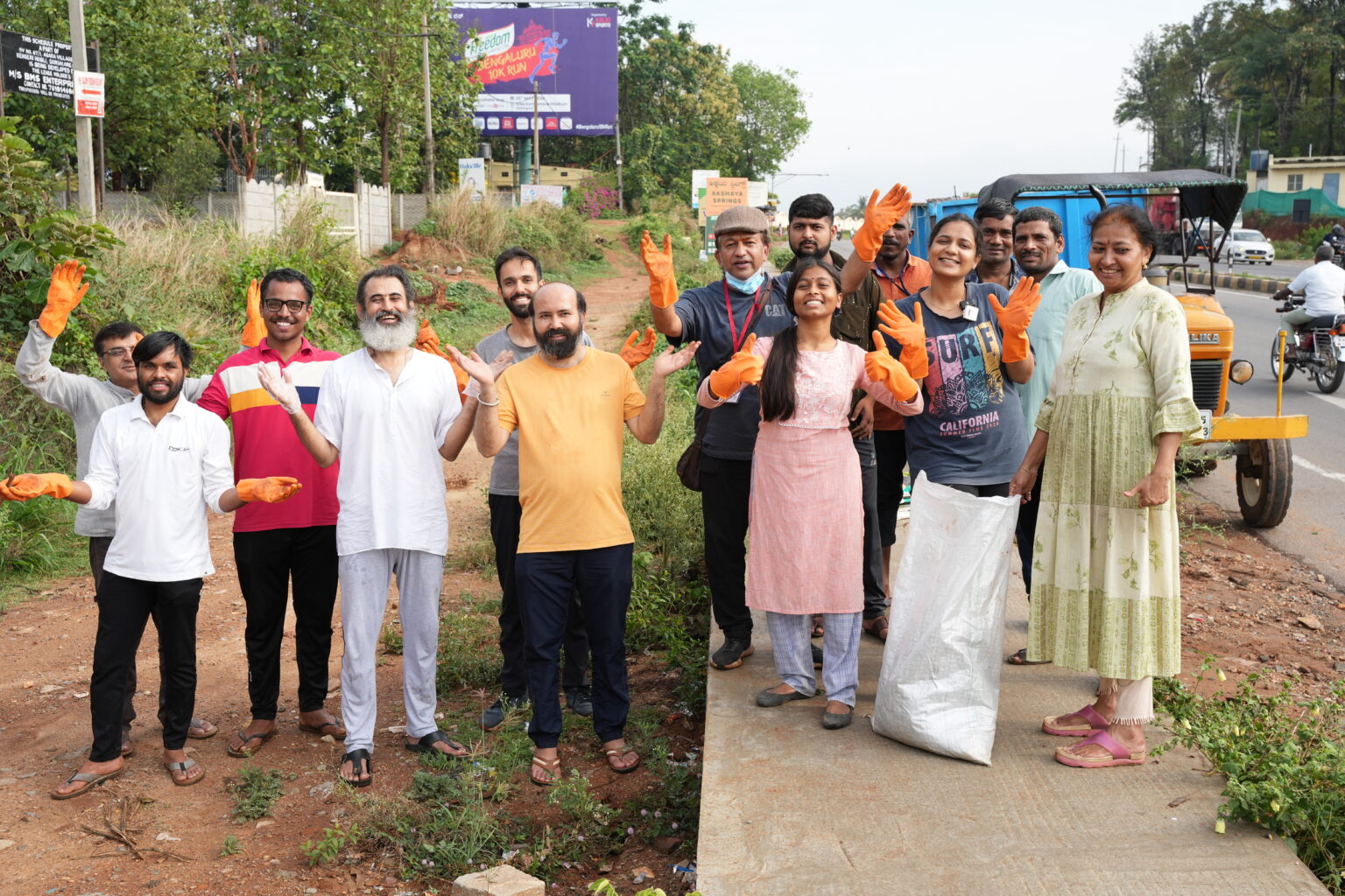 Gurudev Sri Sri Ravi Shankar’s 69th birthday ; ಗುರುದೇವ್ ಶ್ರೀ ಶ್ರೀ ರವಿಶಂಕರ ರವರ 69 ನೇ ಜನ್ಮದಿನ : ಸಾಫ್ಟ್ವೇರ್ ಇಂಜಿನಿಯರ್ಗಳಿಂದ ಸ್ವಚ್ಛತಾ ಕಾರ್ಯ