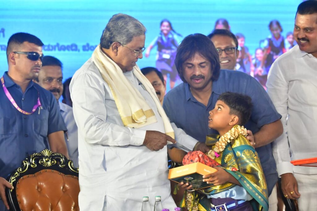 ಹೆಚ್ಚೆಚ್ಚು ಭಾಷೆ ಕಲಿಯಿರಿ, ಕನ್ನಡದಲ್ಲಿ ಮುಂದಿರಿ CM Siddaramaiah CM Siddaramaiah