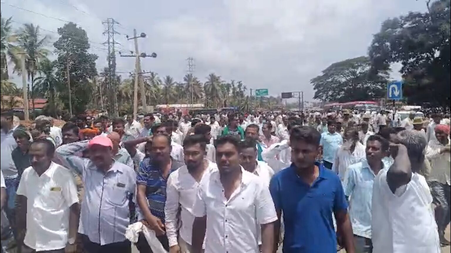 Hemavati Link Canal Row: ಹೇಮಾವತಿ ಕಾಲುವೆ ಕಾಮಗಾರಿಗೆ ಭಾರೀ ವಿರೋಧ : ಪೈಪ್ ಕಾಲುವೆಗೆ ತಳ್ಳಿ ಆಕ್ರೋಶ