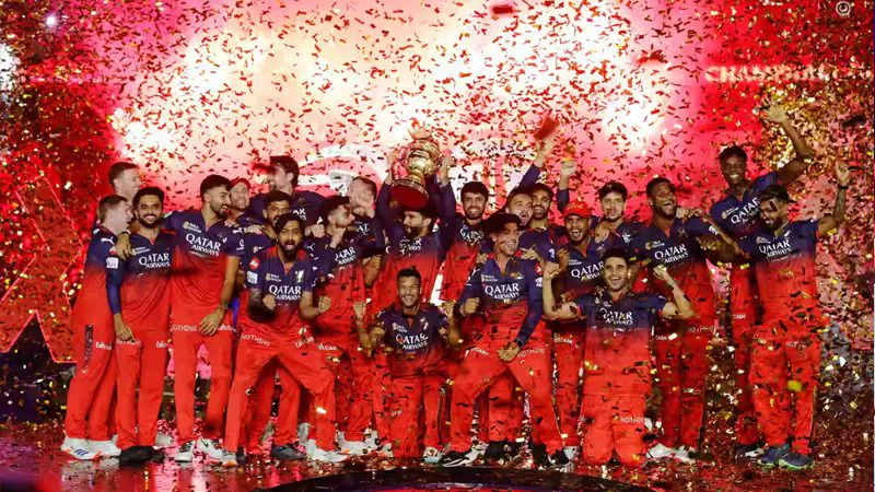 ಬೆಂಗಳೂರಲ್ಲಿ ಫ್ಯಾನ್ಸ್ ಸಂಭ್ರಮ : RCB ಆಟಗಾರ ರನ್ನು ನೋಡಲು ಫ್ಯಾನ್ಸ್ ಕಾತರ!