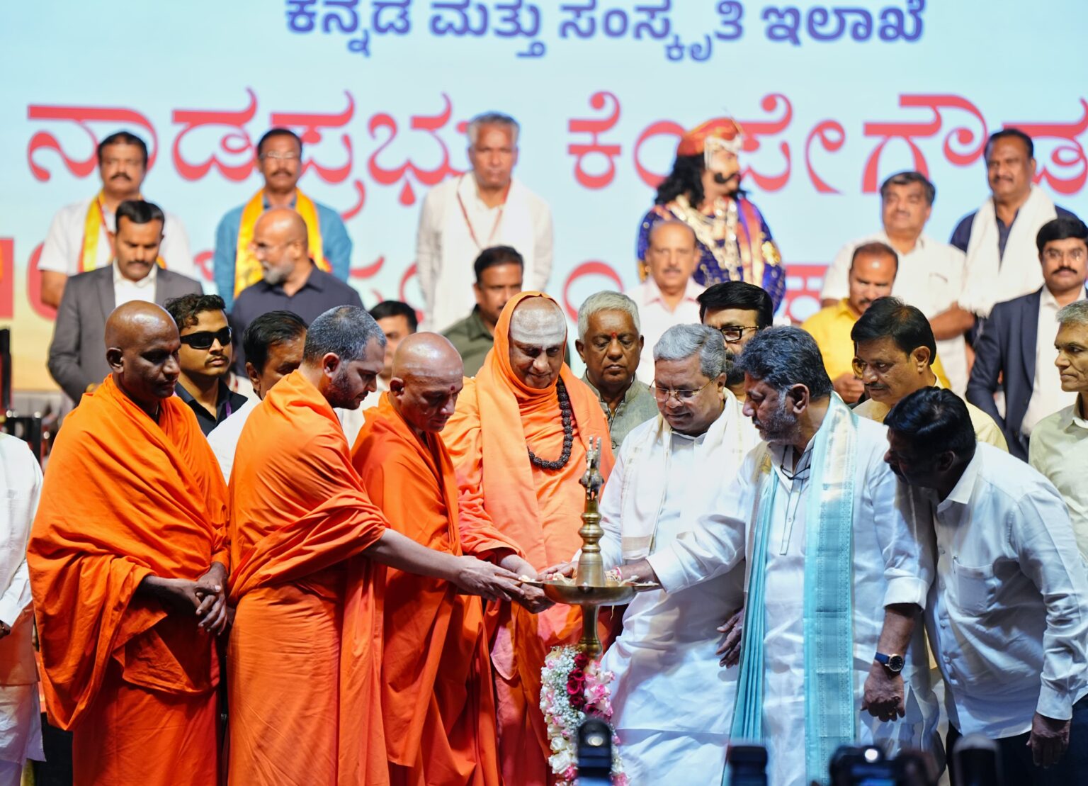 ನಾಡಪ್ರಭು ಕೆಂಪೇಗೌಡರ 516ನೇ ಜಯಂತಿಯಲ್ಲಿ ಸಿಎಂ ಸಿದ್ದರಾಮಯ್ಯ, ಡಿಸಿಎಂ ಡಿಕೆಶಿ ಭಾಗಿ