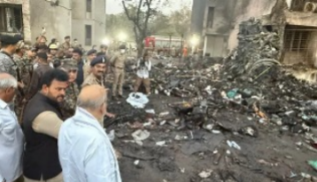 ವಿಮಾನ ದುರಂತ : ಘಟನಾ ಸ್ಥಳಕ್ಕೆ ಅಮಿತ್ ಶಾ ಭೇಟಿ