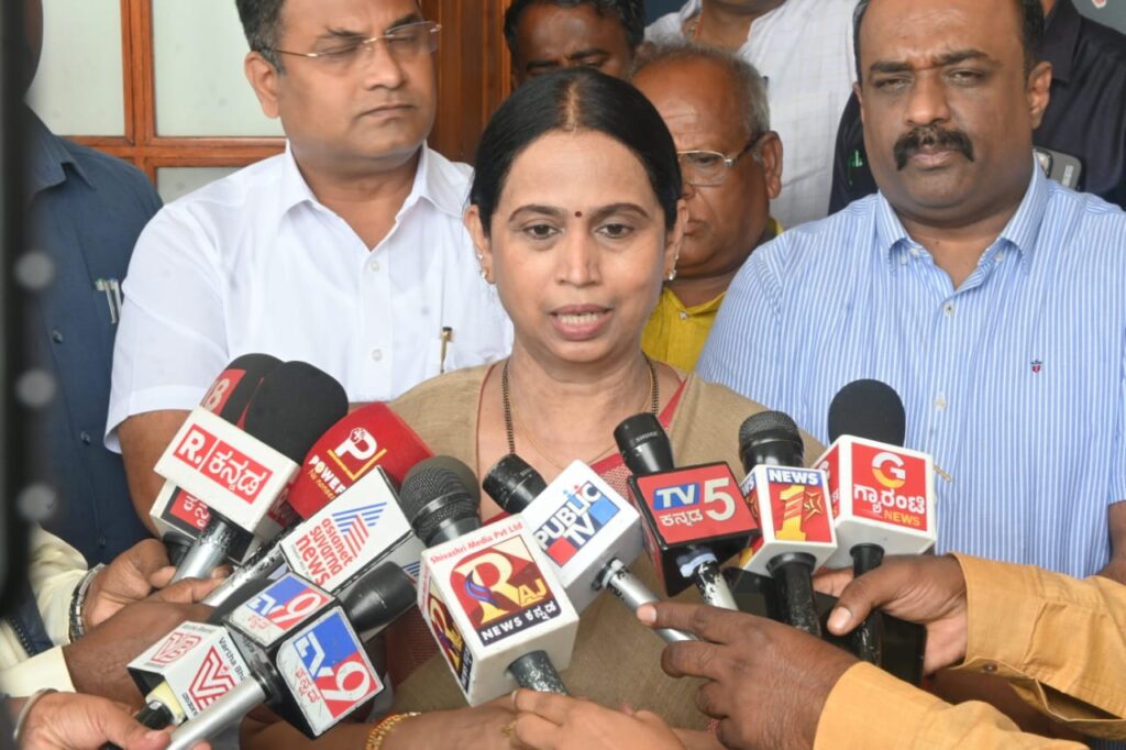 ರವಿಕುಮಾರ್ಗೆ ಉಗಿಬೇಕು, ಬಿಜೆಪಿಗೆ ಮಹಿಳೆಯರ ಬಗ್ಗೆ ಒಳ್ಳೆ ಅಭಿಪ್ರಾಯವಿಲ್ಲ ಎಂದ ಸಚಿವೆ ಲಕ್ಷ್ಮೀ ಹೆಬ್ಬಾಳ್ಕರ್