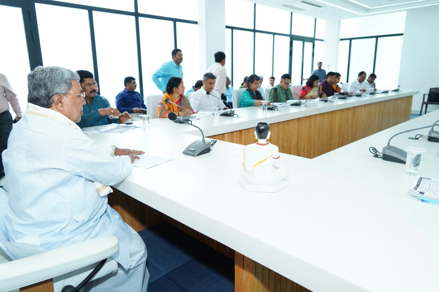 ಸಚಿವರು, ಶಾಸಕರ ಜೊತೆ ಸಿಎಂ ಸಿದ್ದರಾಮಯ್ಯ ಸಭೆ : ಮೀಟಿಂಗ್ನಿಂದ ಡಿಕೆಶಿ ಔಟ್?