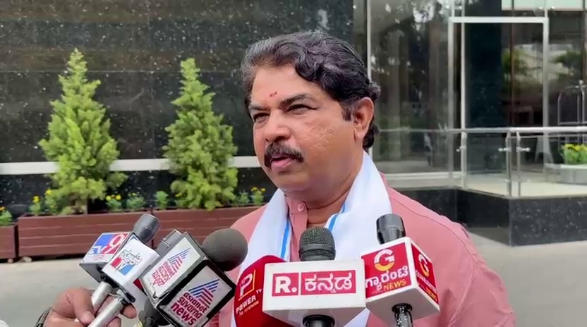 ಗಾಂಧೀಜಿಗೆ ಹೋಲಿಕೆ ಮಾಡಿಲ್ಲ.. ಅದು ನಮ್ಮ ಪುಣ್ಯ : ಯತೀಂದ್ರ ವಿರುದ್ಧ ಆರ್. ಅಶೋಕ್ ಗರಂ!