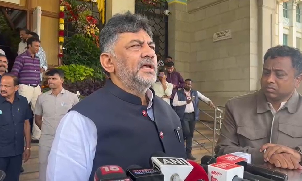 ಬೆಳ್ಳಿ ಗಣೇಶ ಪ್ರತಿಮೆ ಸ್ವಂತದ್ದು, ಬೇರೆಯವರ ಉಡುಗೊರೆ ಯನ್ನು ಮತ್ತೊಬ್ಬರಿಗೆ ನೀಡುವ ದುಸ್ಥಿತಿ ಬಂದಿಲ್ಲ : ಡಿಕೆಶಿ