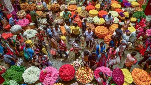 ನಾಡಿನೆಲ್ಲೆಡೆ ವರಮಹಾಲಕ್ಷ್ಮೀ ಹಬ್ಬಕ್ಕೆ ಭರ್ಜರಿ ತಯಾರಿ.. ಹೂವು-ಹಣ್ಣು ಖರೀದಿಗೆ ಮುಗಿಬಿದ್ದ ಜನ