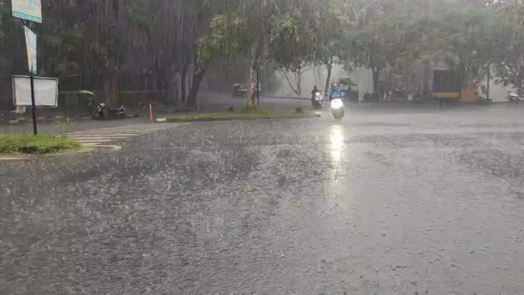 ಬೆಂಗಳೂರಿನಲ್ಲಿ ಜೋರು ಮಳೆ.. ರಸ್ತೆಗಳು ಜಲಾವೃತ, ಸವಾರರ ಪರದಾಟ