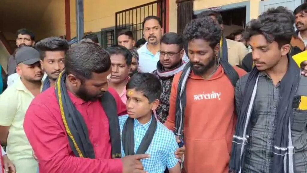 ಅಯ್ಯಪ್ಪ ಮಾಲಾಧಾರಿ ವಿದ್ಯಾರ್ಥಿ ಮೇಲೆ ಹಲ್ಲೆ ಮಾಡಿ ಹೊರ ಹಾಕಿದ ಸಿಬ್ಬಂದಿ?