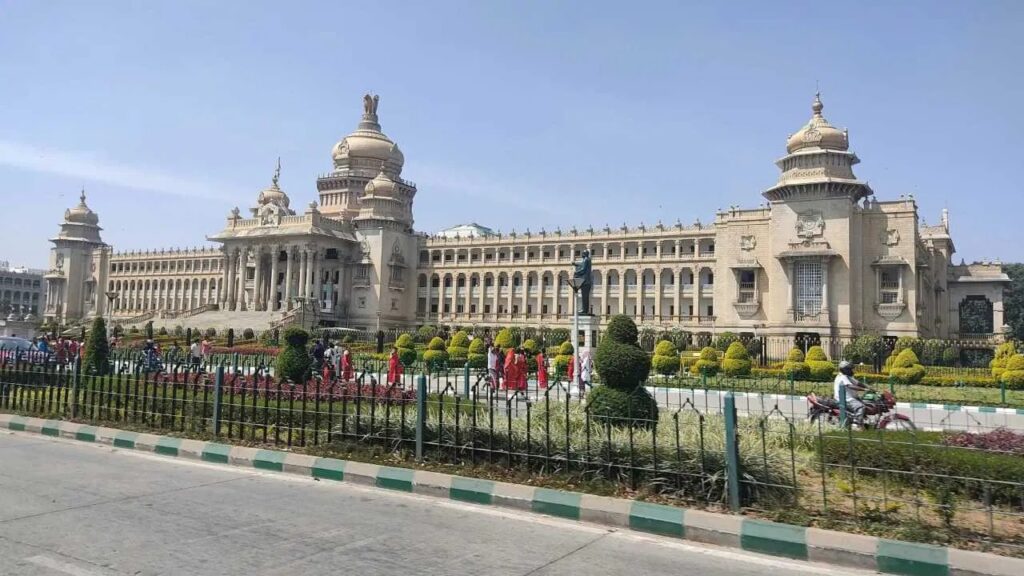 ಪೊಲೀಸರಿಂದ ಕಿರುಕುಳ ಆರೋಪ: ವಿಧಾನಸೌಧದ ಮುಂದೆ ‘ವಿಷ’!